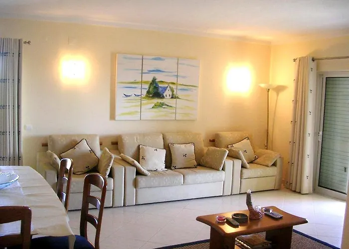 Spacious Apartment In Alvor 100 M² With Shared Pool