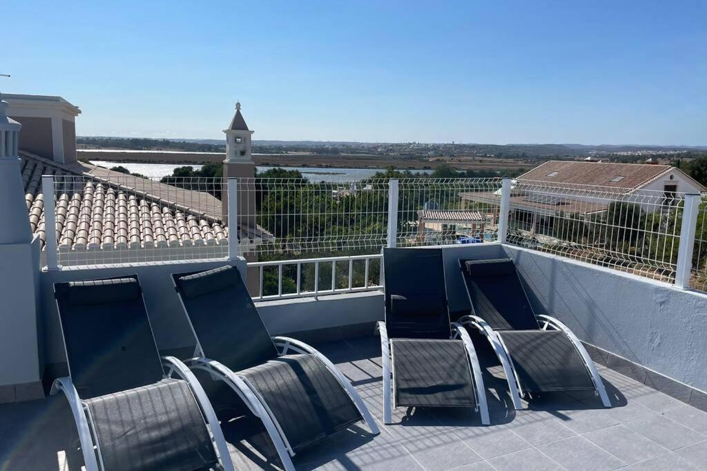 Villa Spacious Villa. Large Rooftop. 4 Bedroom Sleeps 8 Alvor