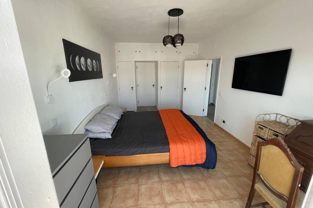 Spacious Villa. Large Rooftop. 4 Bedroom Sleeps 8 Villa Alvor