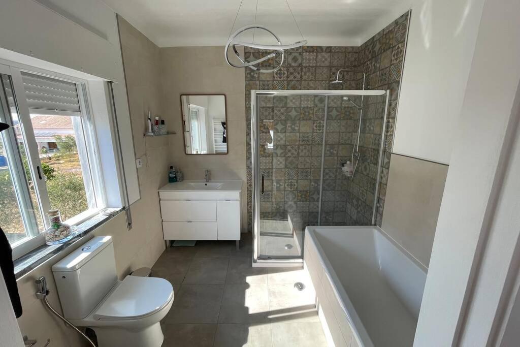 Spacious Villa. Large Rooftop. 4 Bedroom Sleeps 8 Villa Alvor