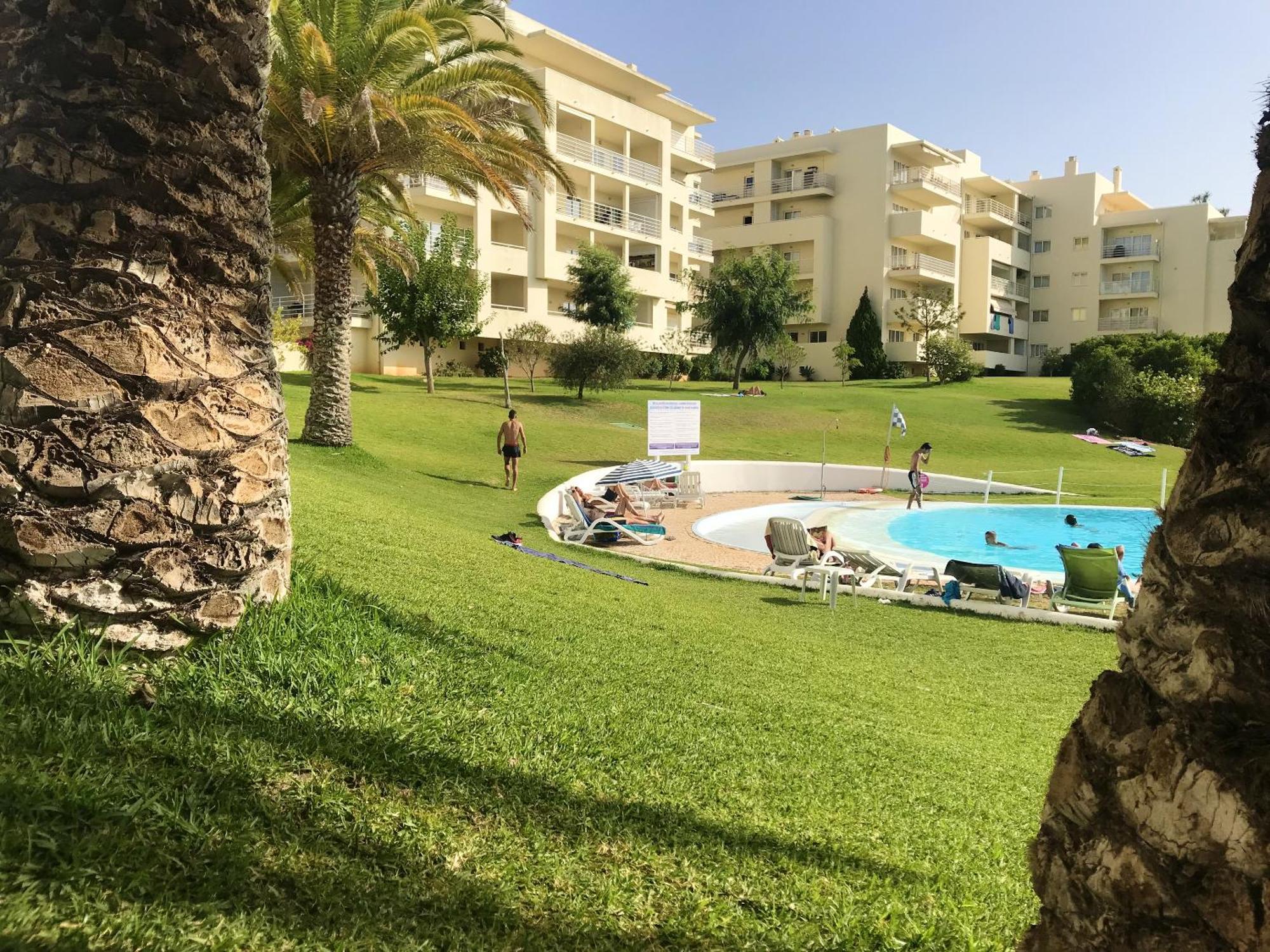 Oasis: Spacious With Shared Pool *