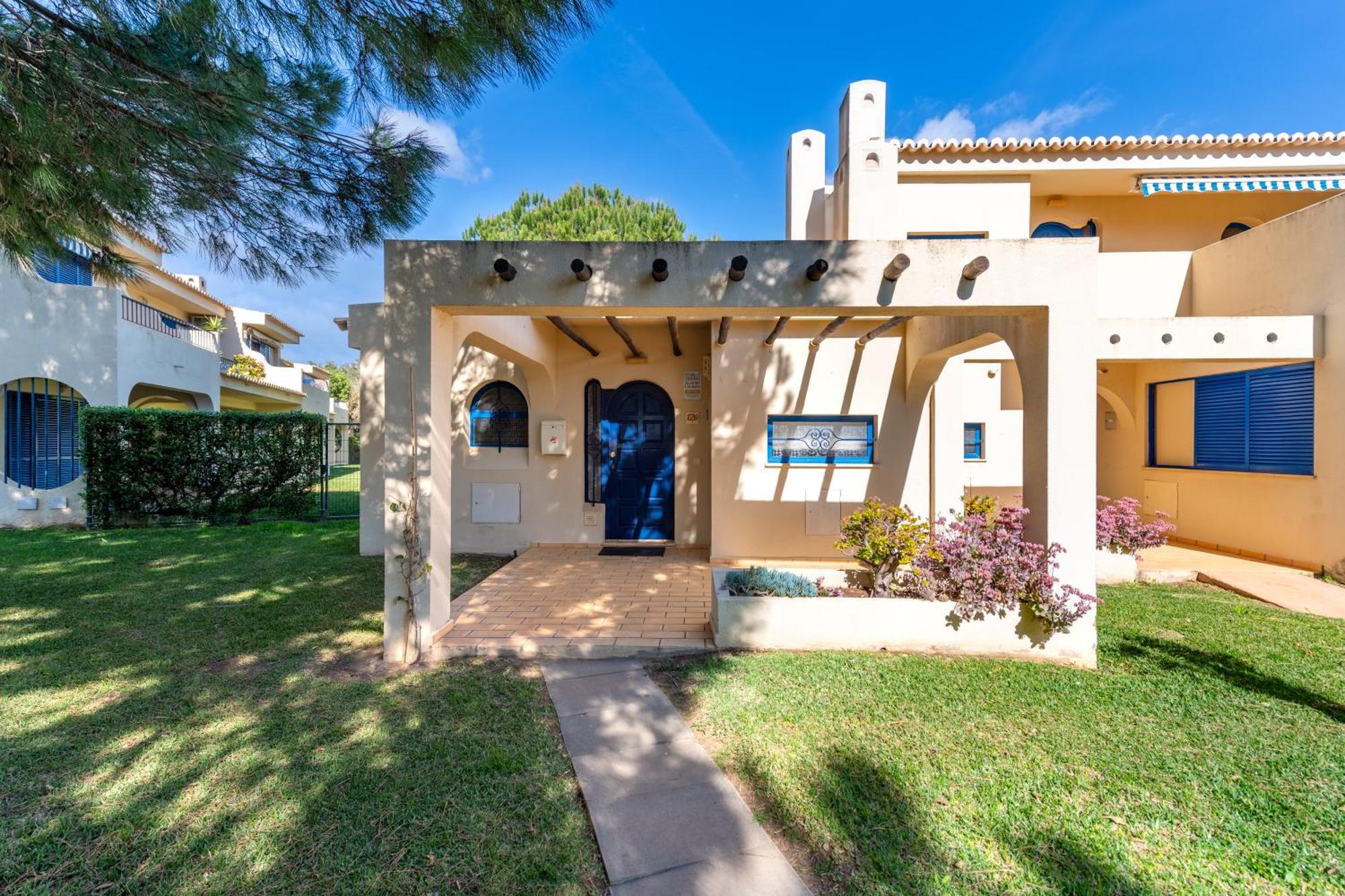 Casa de férias Paraiso De Alvor: Poolside Retreat Near And Village *