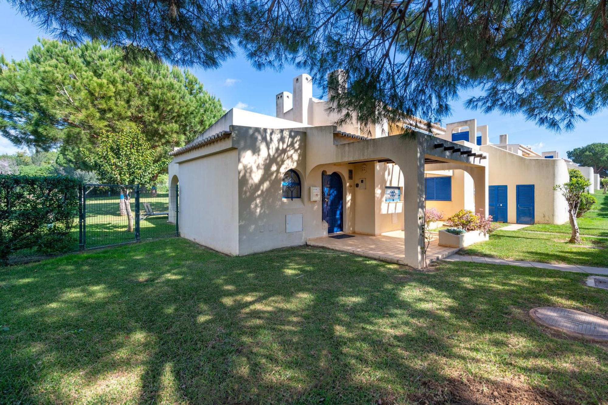 Paraiso De Alvor: Poolside Retreat Near And Village Casa de férias Alvor
