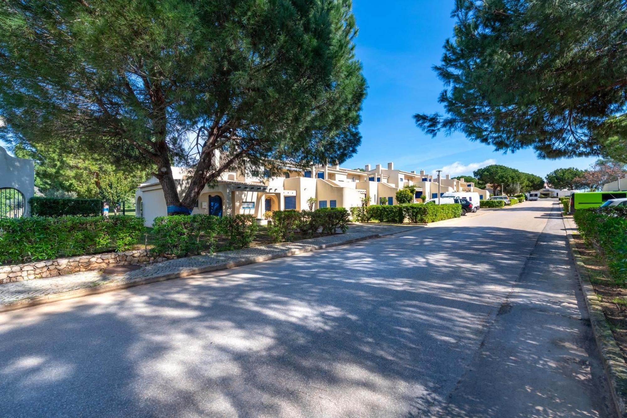 Paraiso De Alvor: Poolside Retreat Near And Village *