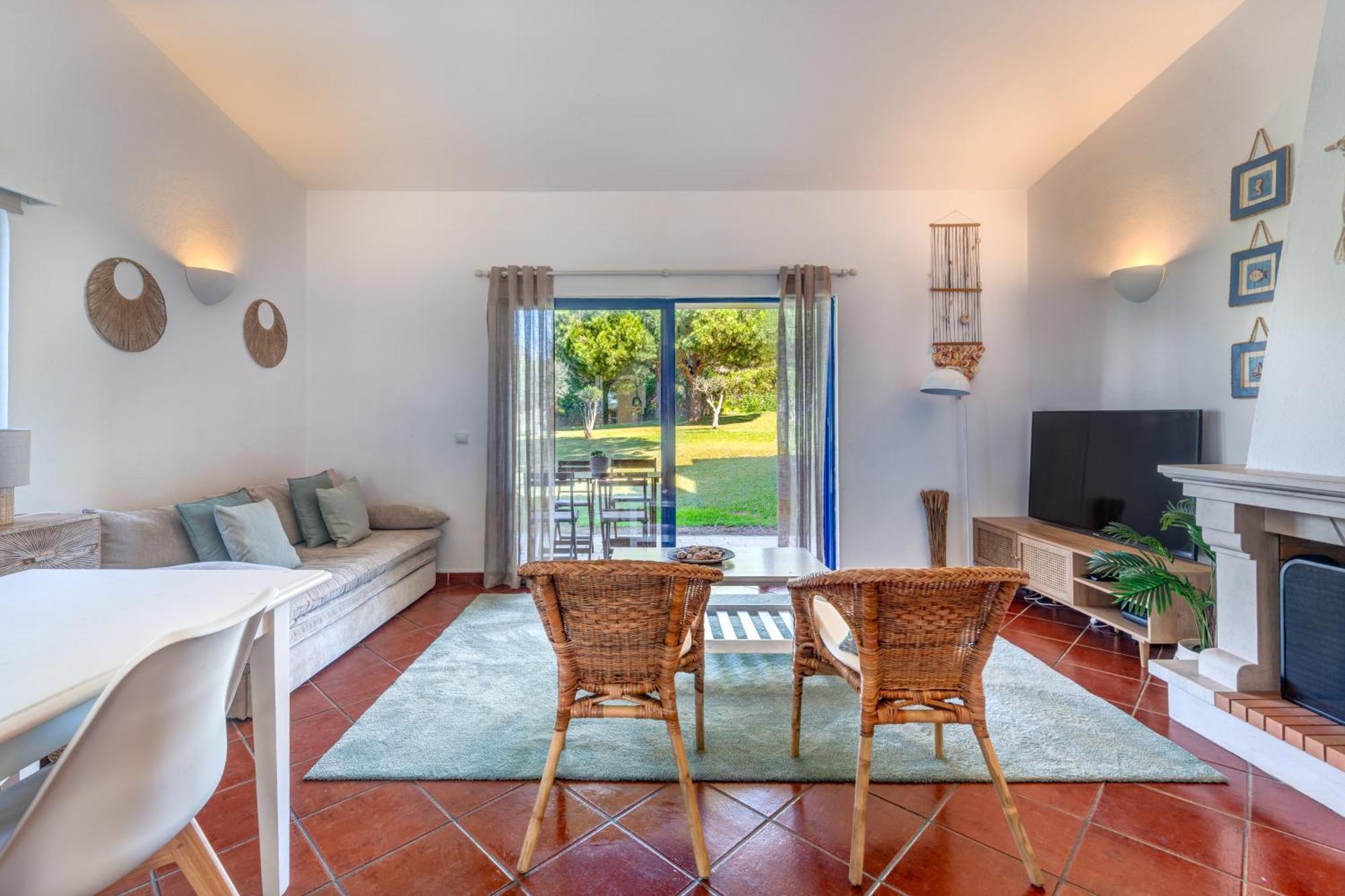 Paraiso De Alvor: Poolside Retreat Near And Village Casa de férias