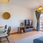 Glamorous 1Bdr Apartment W/ Balcony And Pool By Lovelystay