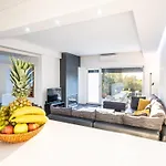 Modern 4 Bed Villa, Private Infinity Pool, Wi-Fi
