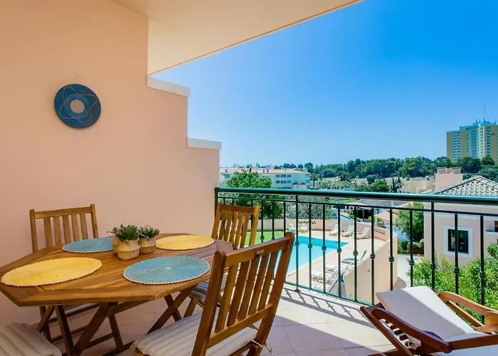 Glamorous 1Bdr Apartment W/ Balcony And Pool By Lovelystay