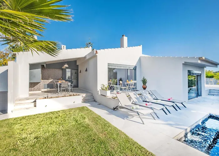 Modern 4 Bed Villa, Private Infinity Pool, Wi-Fi