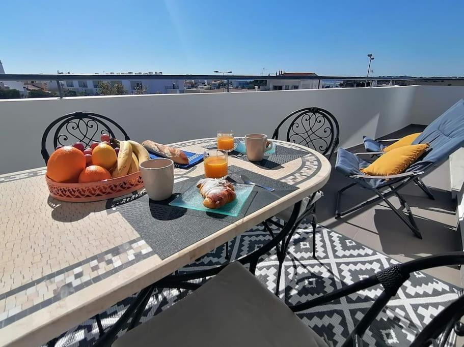 2 Bedrooms , Centre Of Alvor, Open View And Private Parking Apartment *