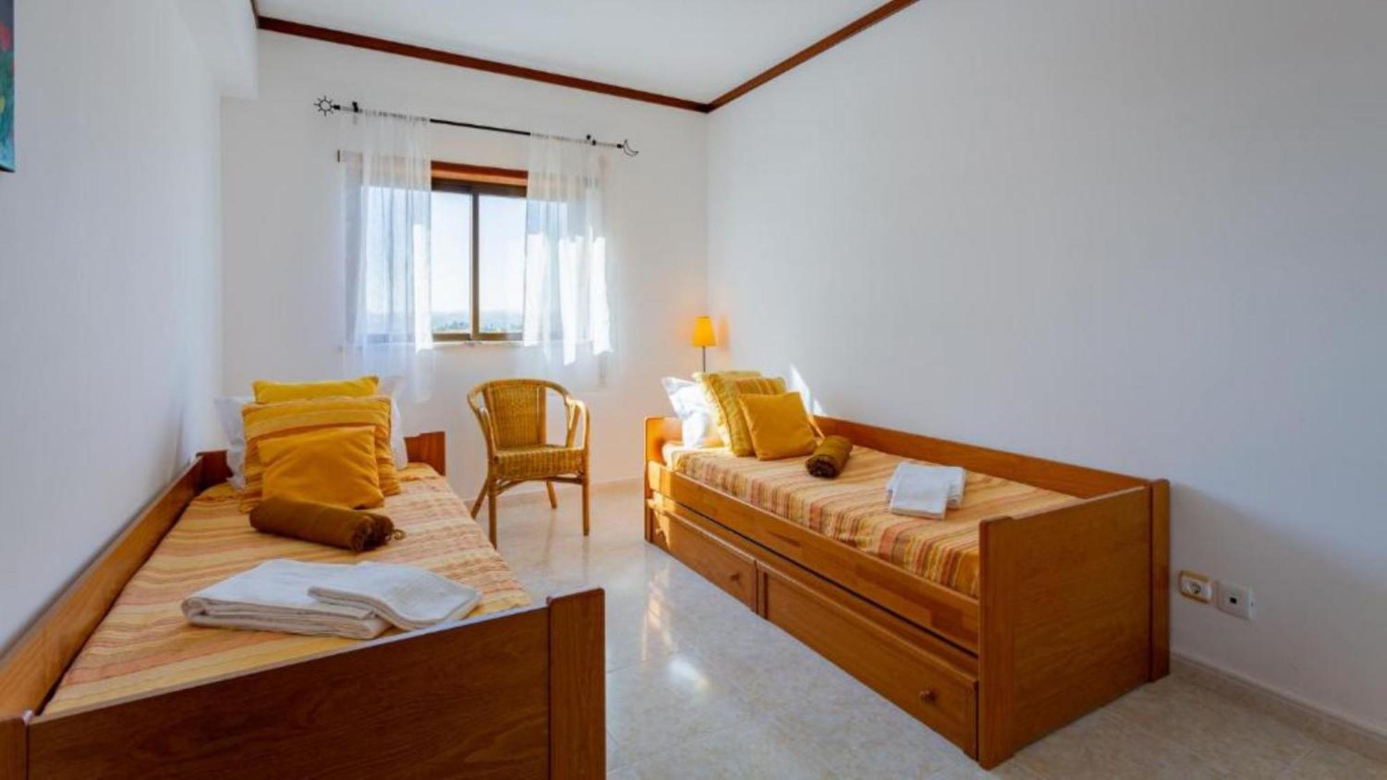 2 Bedrooms Balcony Flat Apartment *