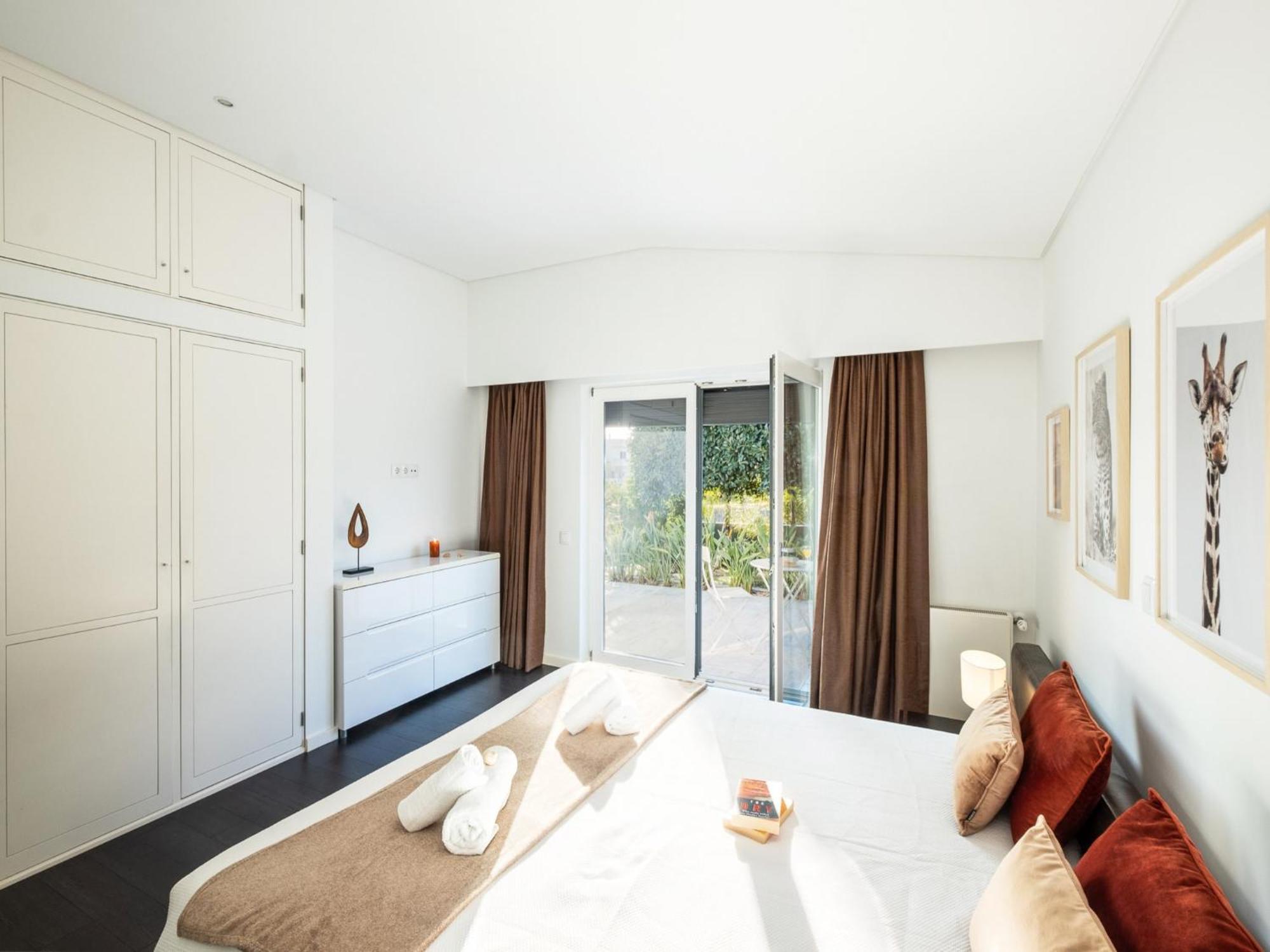 Modern 4 Bed Villa, Private Infinity Pool, Wi-fi * Alvor