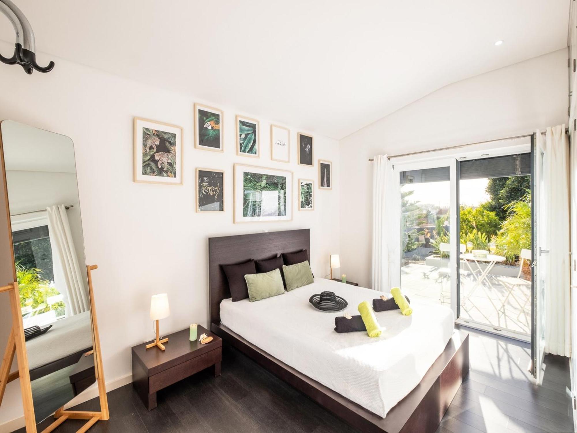 Modern 4 Bed Villa, Private Infinity Pool, Wi-fi Villa Alvor