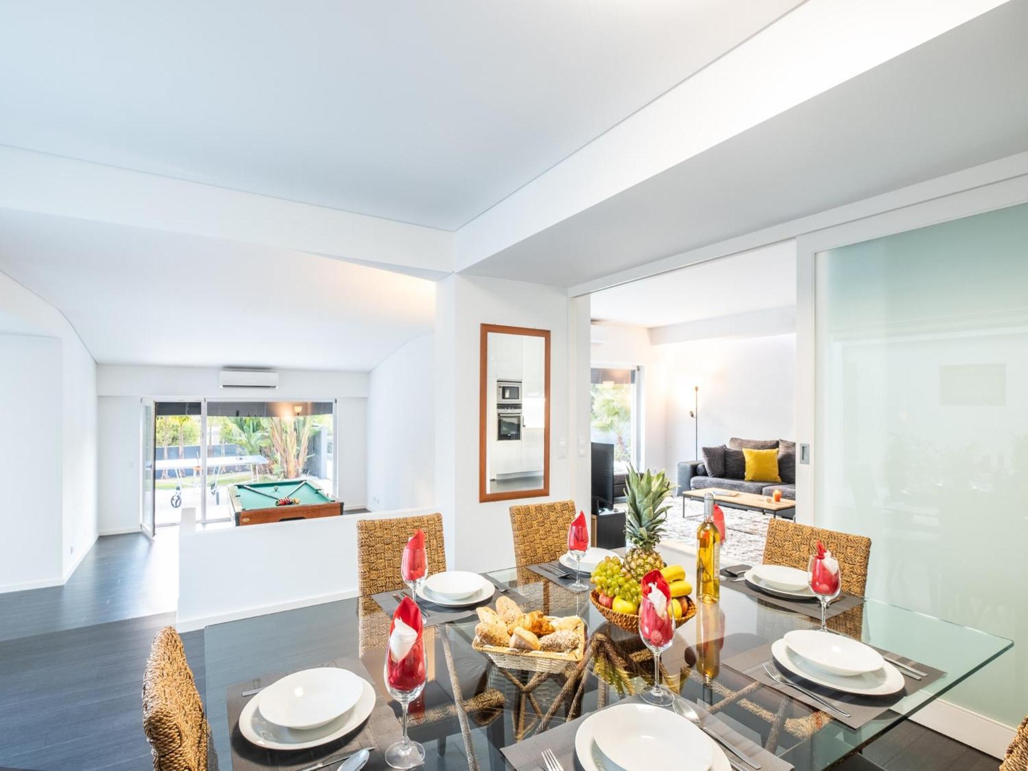 Modern 4 Bed Villa, Private Infinity Pool, Wi-fi * Alvor