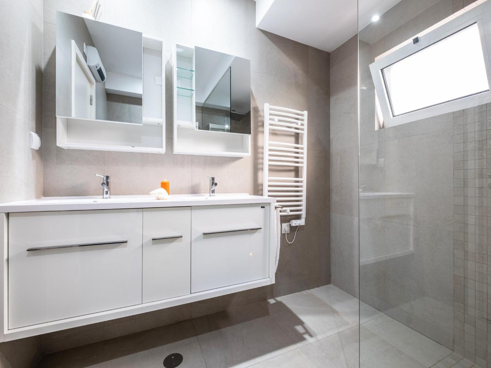Modern 4 Bed Villa, Private Infinity Pool, Wi-fi Villa