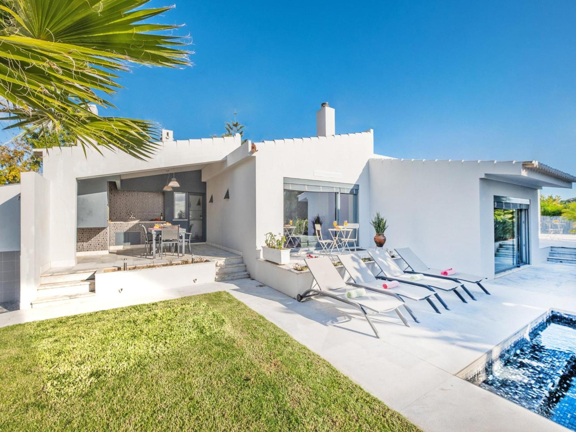 Modern 4 Bed Villa, Private Infinity Pool, Wi-fi Villa Alvor