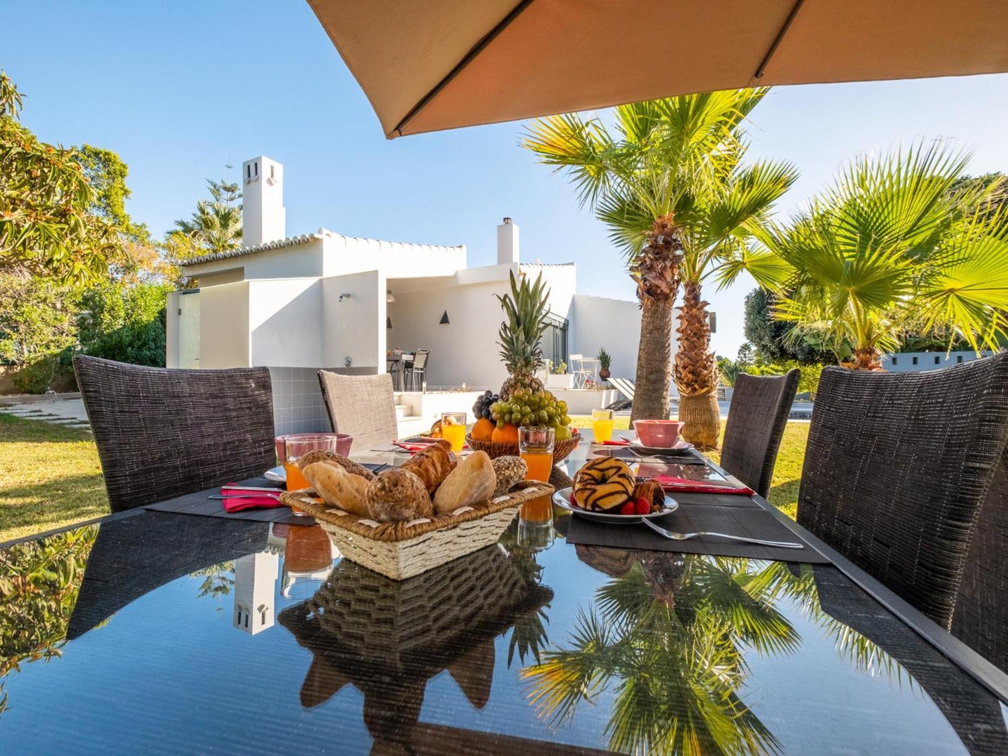 Modern 4 Bed Villa, Private Infinity Pool, Wi-fi *