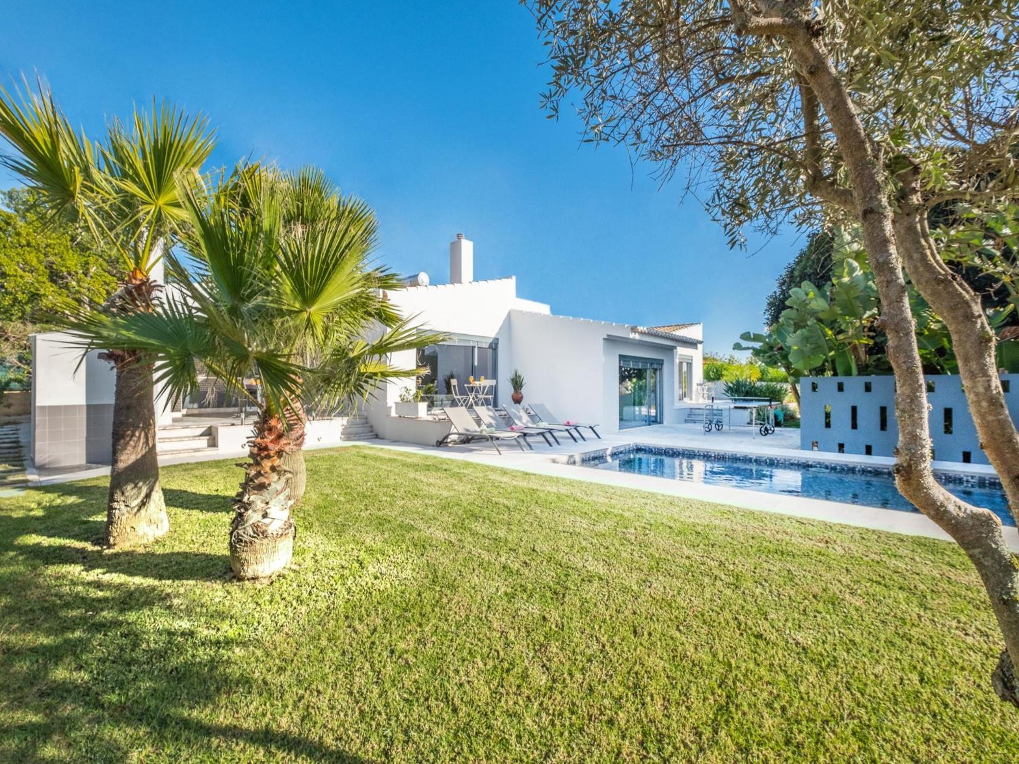 Modern 4 Bed Villa, Private Infinity Pool, Wi-fi Alvor