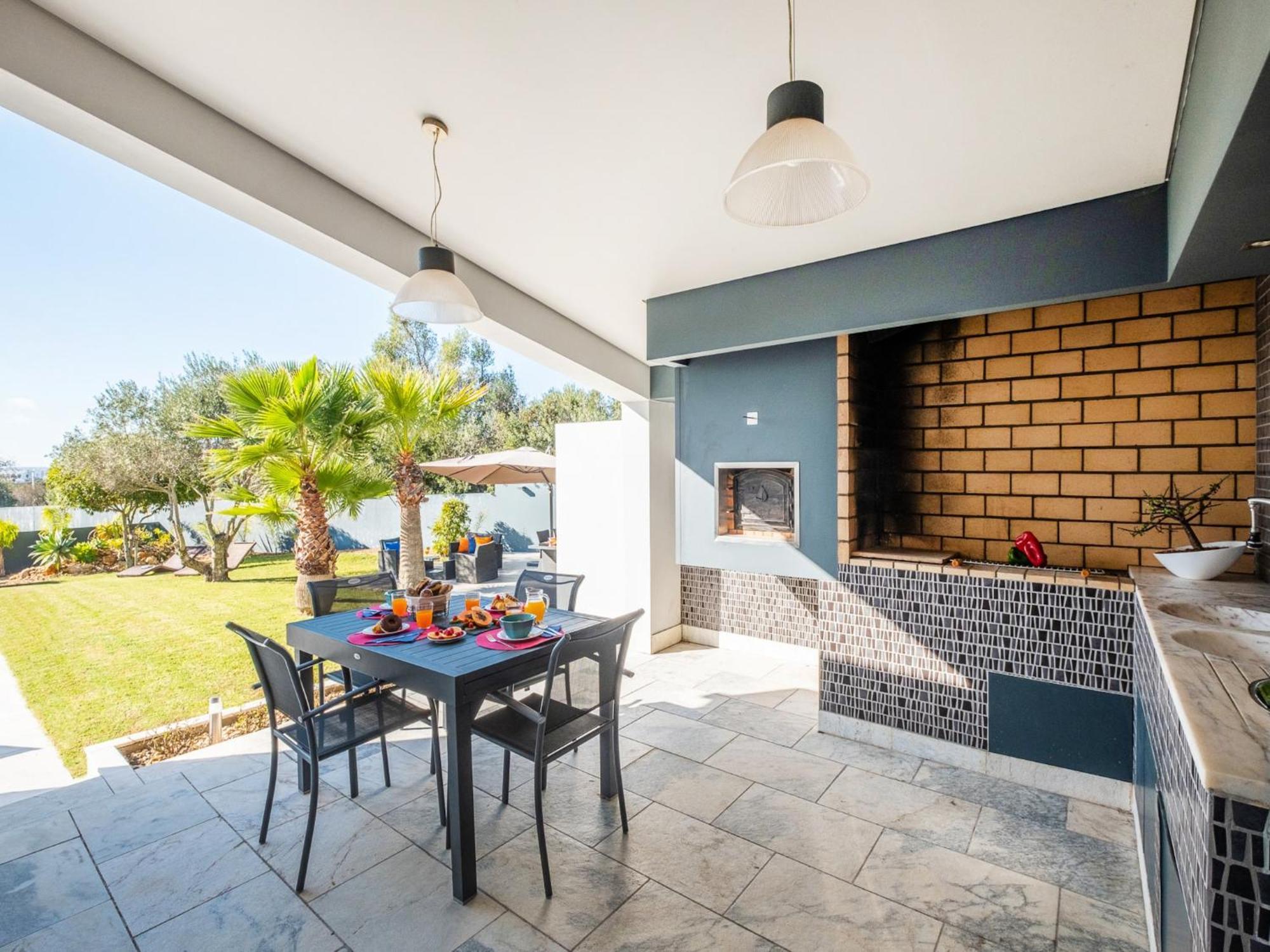 Villa Modern 4 Bed Villa, Private Infinity Pool, Wi-fi