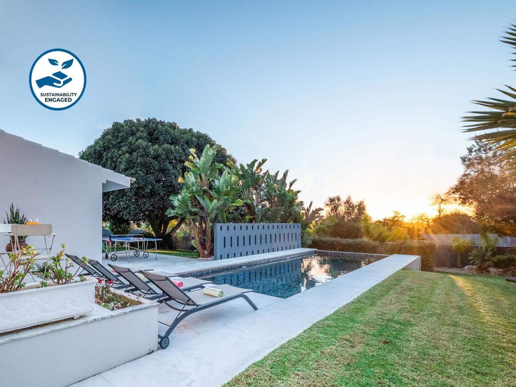 Modern 4 Bed Villa, Private Infinity Pool, Wi-fi Villa
