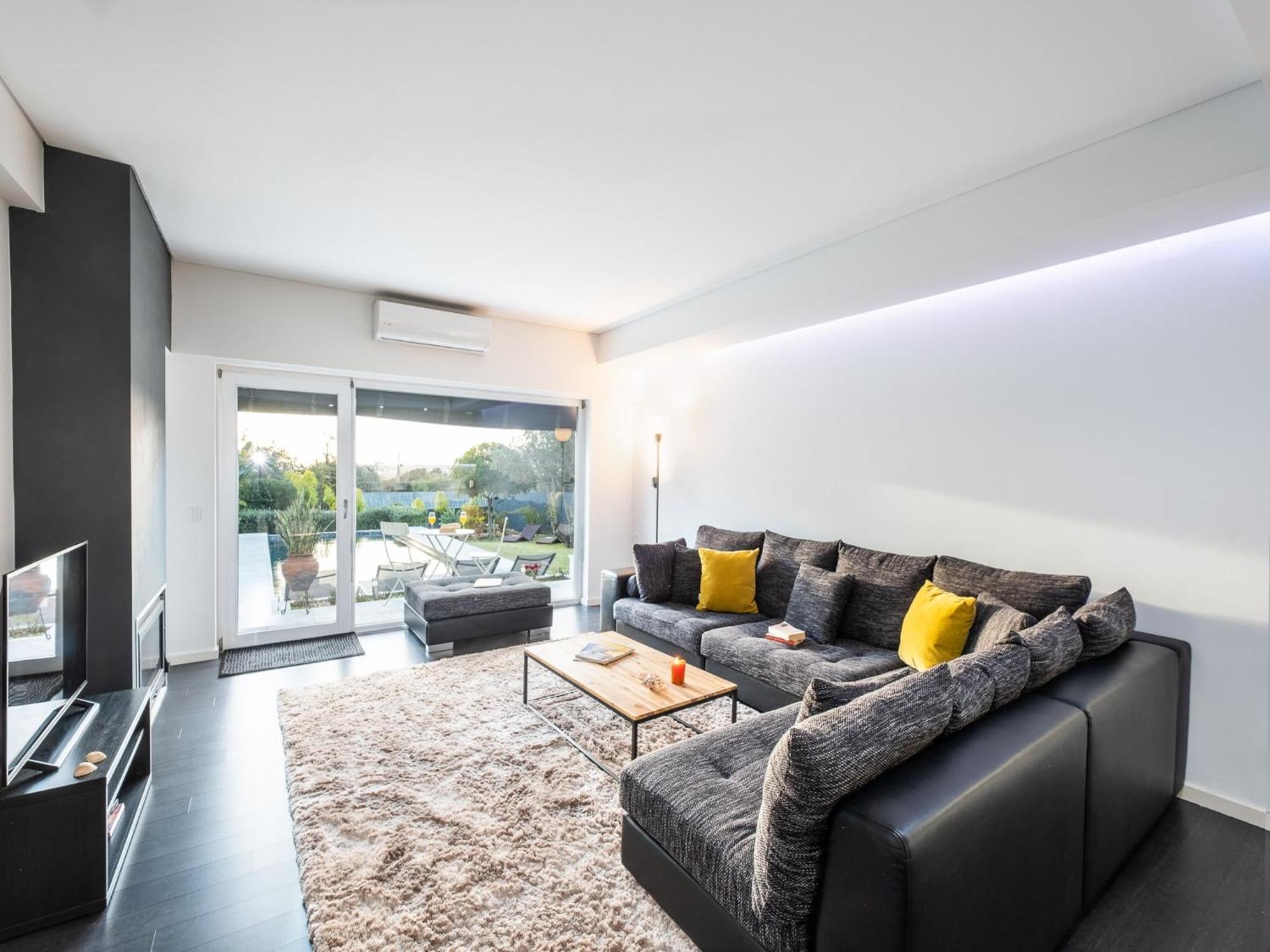 Modern 4 Bed Villa, Private Infinity Pool, Wi-fi Villa Alvor