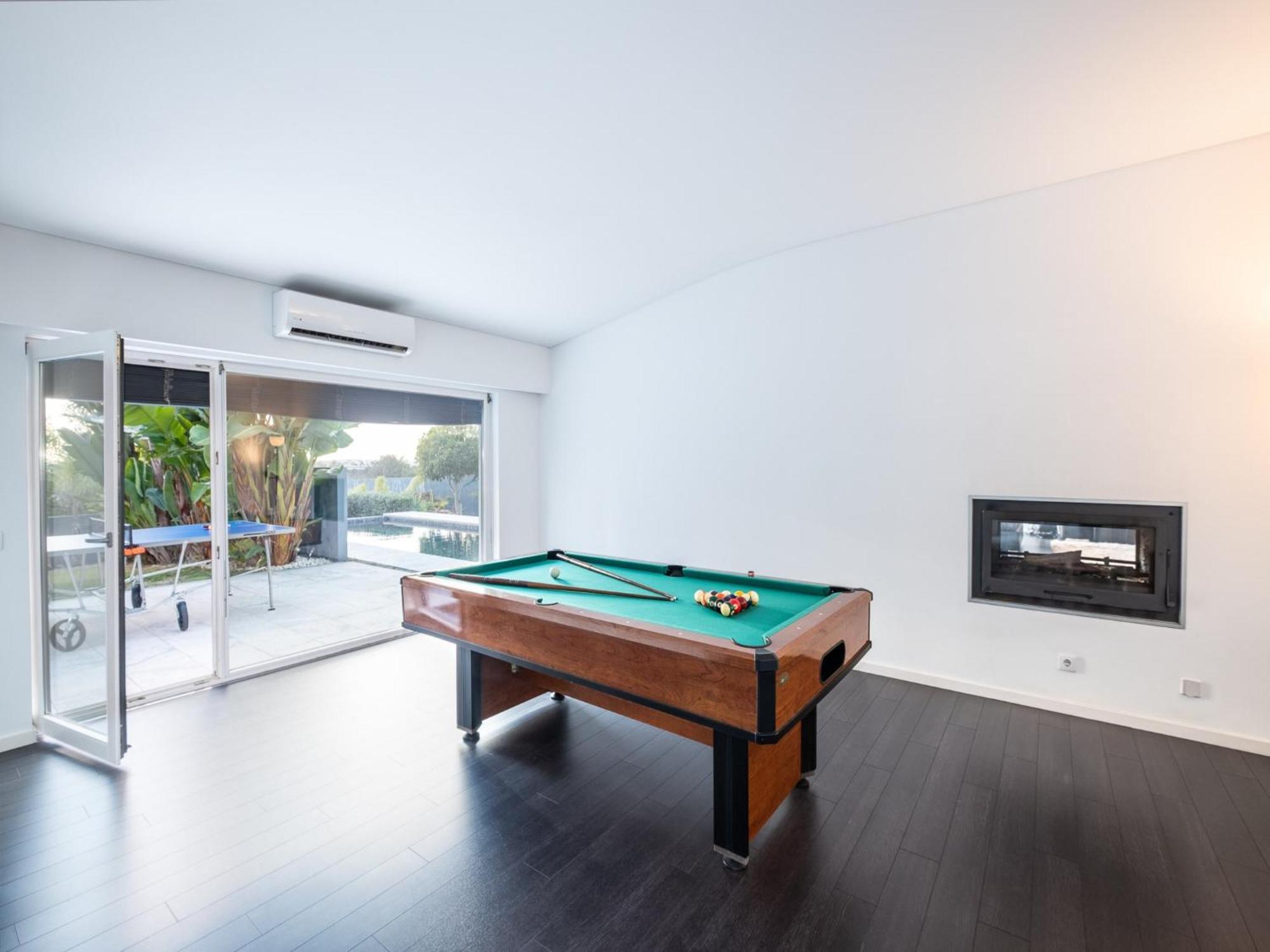 Modern 4 Bed Villa, Private Infinity Pool, Wi-fi * Alvor