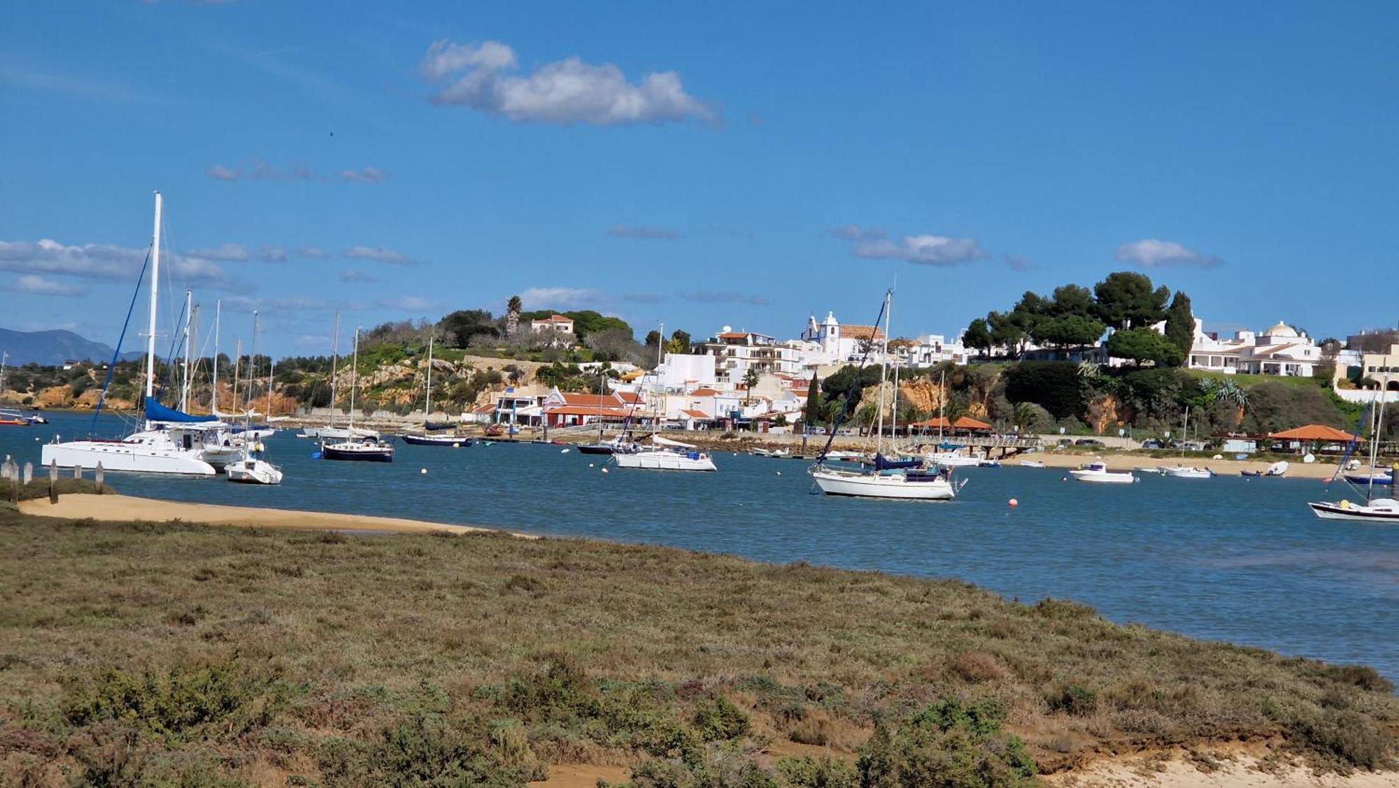 Pool House Estrelas Dourada * Alvor