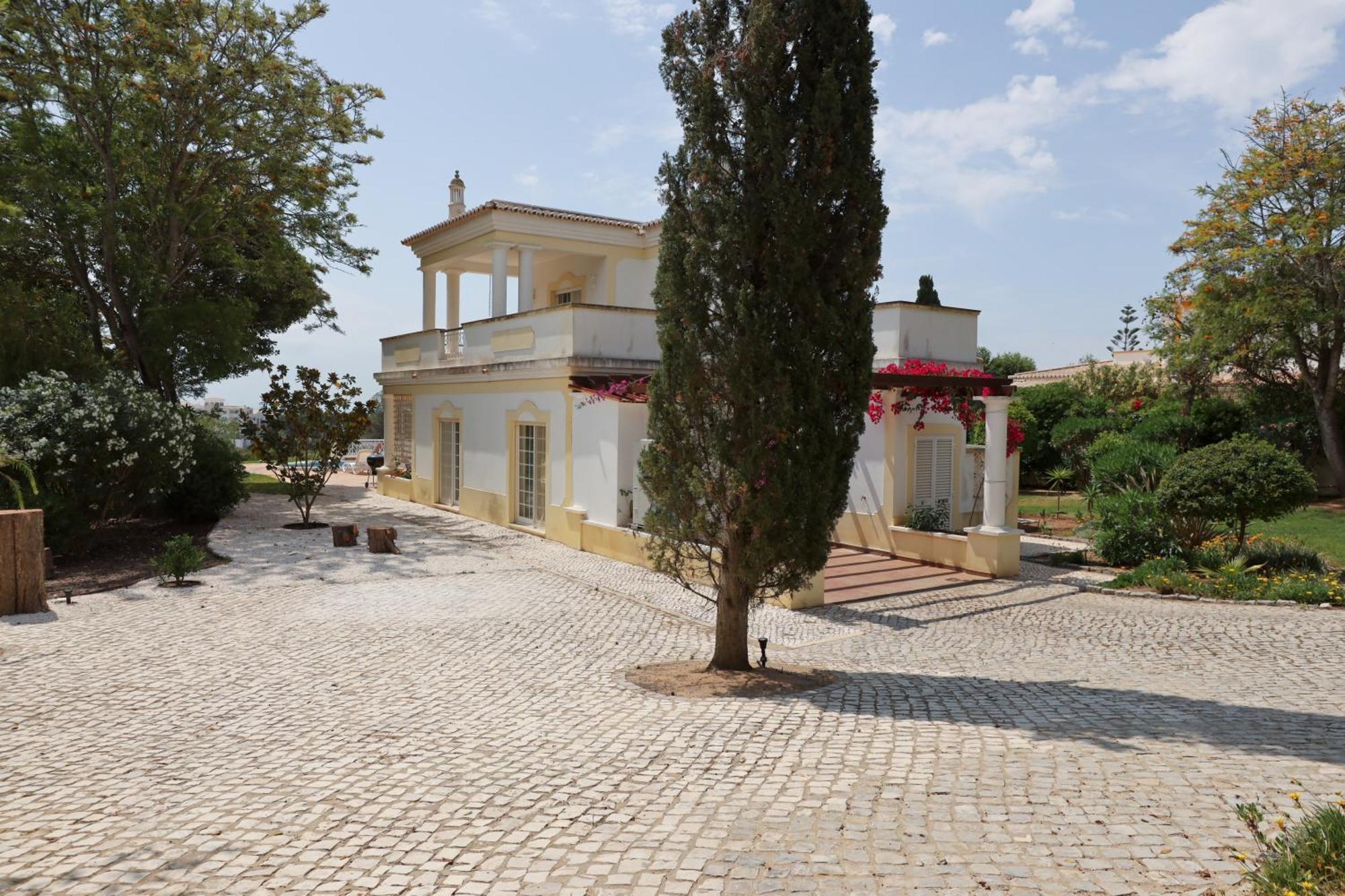 Villa Beira Mar, Alto Golf *